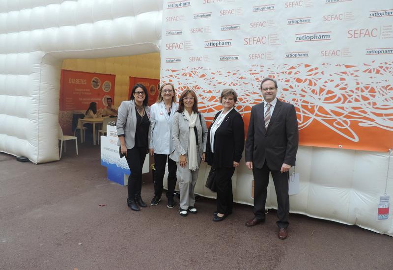 Paqui Moreno, presidenta de SEFAC Catalunya; Montse Moral, vicepresidenta de SEFAC Catalunya; María José Gaspar, responsable del servicio de Ordenación y Calidad Farmacéuticas de la Generalitat; Neus Rams, directora general de Ordenación Profesional y Regulación Sanitaria de la Generalitat; y Jesús C. Gómez, presidente de SEFAC