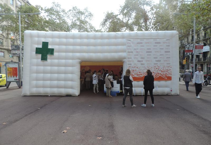 La carpa se instaló en los Jardinets de Gràcia