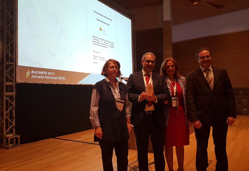 Yolanda Tellaeche, presidenta del Instituto de Formación COFARES; Otón Bellver, ganador del premio Francisco Martínez Romero; Ana Molinero, vicepresidenta de SEFAC; y Jesús C. Gómez