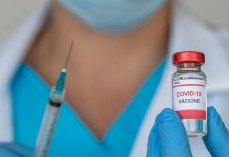 La decisión de administrar una segunda dosis de la vacuna de Pfizer en lugar de AstraZeneca para inmunizar contra la COVID-19 a los pacientes pendientes de completar su pauta carece de evidencia científica suficiente y supone un despilfarro