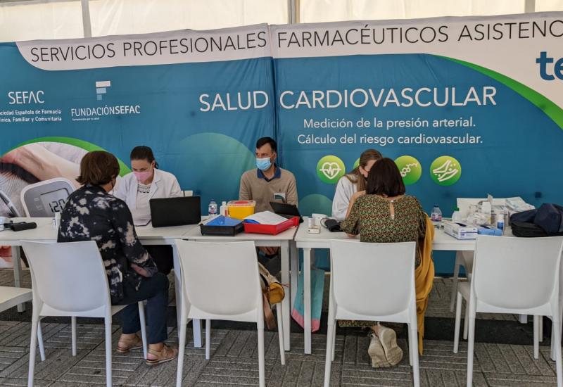 La carpa ‘El farmacéutico que necesitas’ muestra en A Coruña el valor de los servicios que pueden ofrecer los farmacéuticos comunitarios para mejorar el uso de los medicamentos y la salud de la población