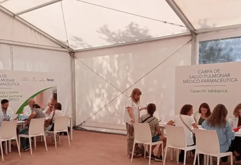 Farmacéuticos comunitarios, médicos de primaria, neumólogos y enfermeras participan conjuntamente en una carpa de servicios sanitarios en Albacete para promover la salud pulmonar de la población 