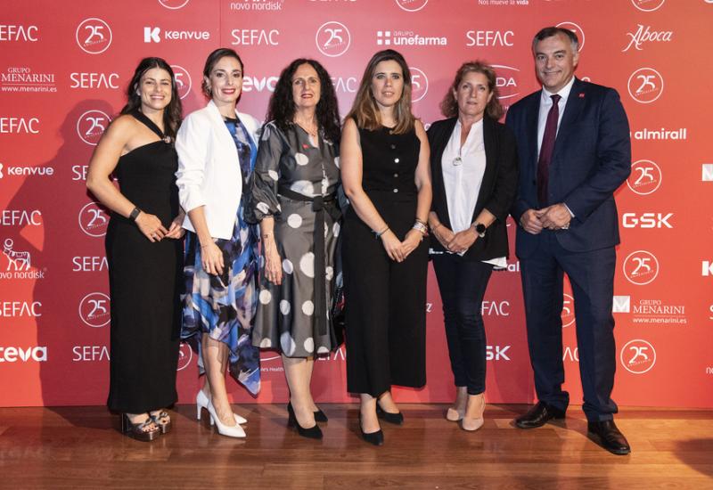 Silvia López, vocal de Comunicación de la JD; Navidad Sánchez, vicepresidenta 3ª de SEFAC; Ana Molinero, vicepresidenta 1ª de SEFAC; Pilar Jimeno, directora general de Inspección y Ordenación Sanitaria de la Comunidad de Madrid; Rosario Azcutia, gerente asistencial de AP de la Comunidad de Madrid; y Vicente J. Baixauli, presidente de SEFAC